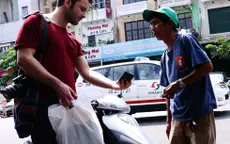 Hàng rong chèo kéo khách Tây ở Sài Gòn 