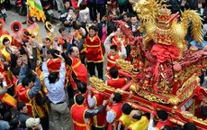 Xếp hàng nhận lương ở đền Trần Thương