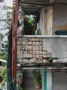 Chung cư ở TP Hồ Chí Minh xuống cấp trầm trọng, cột trụ bị ví như “cây tăm”