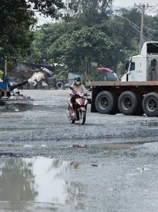 TP Hồ Chí Minh: Con đường đau khổ toàn “ổ voi”, rác thải
