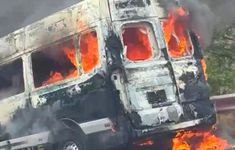 Ô tô 16 chỗ bị cháy rụi trên cao tốc Phan Thiết - Dầu Giây