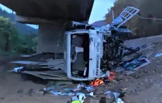 Xe tải rơi xuống gầm cầu sau vụ va chạm trên cao tốc tuyến La Sơn - Túy Loan.