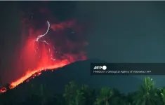 Núi lửa Ibu ở Indonesia tiếp tục phun trào, tung cột tro bụi dày đặc cao tới 7 km