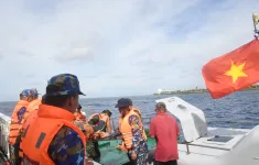 Hải quân sơ cứu, đưa ngư dân bị tai nạn đứt lìa cánh tay về đảo Song Tử Tây