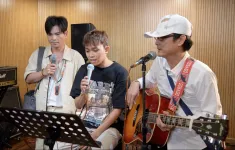 Nhạc sĩ Nguyễn Nhất Huy hát cùng Hồ Văn Cường