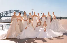 Váy cưới chất liệu thủ công Việt tỏa sáng bên cầu cảng Sydney