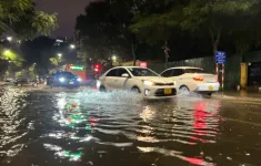 Hà Nội mưa lớn trong đêm, nhiều tuyến phố lại ngập sâu