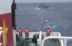 Khánh Hòa: Lai kéo tàu cá và ngư dân về bờ an toàn