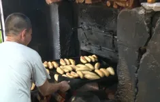 Trải nghiệm bánh mì nướng bằng lò than củi