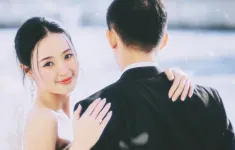 Hé lộ thiệp cưới của Midu, Hoa hậu Thùy Tiên "flex" tốt nghiệp Thạc sĩ