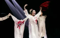 Linh Nga mặc áo dài, múa trên sàn diễn thời trang