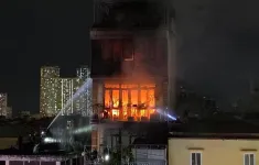Cháy nhà dân trên phố Định Công Hạ (Hà Nội)