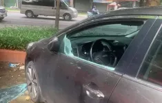 Hàng loạt ô tô ở ở khu đô thị Văn Quán (Hà Nội) bị đập vỡ kính trong đêm