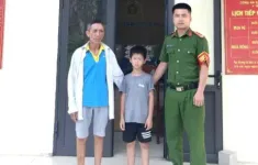Đi lạc từ Hà Nam sang Ninh Bình, cháu bé 9 tuổi được Công an xã giúp đỡ