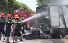Xe tải chở linh kiện điện tử bốc cháy dữ dội khi đang lưu thông