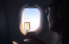 Tại sao không nên đi ngủ ngay sau khi uống rượu trên máy bay?