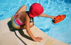 Màu sắc đồ bơi - Cứu tinh của trẻ bị đuối nước