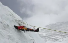 Chiến dịch dọn dẹp ngăn Everest biến thành nghĩa địa
