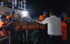 Cấp cứu ngư dân bị chấn thương vùng đầu khẩn cấp vào đất liền