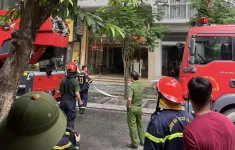 Cháy tòa nhà 8 tầng ở Cầu Giấy (Hà Nội), cảnh sát phải dùng xe thang phá tường