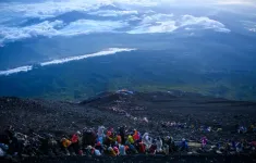 Nhật Bản hạn chế số lượng người leo núi Phú Sĩ