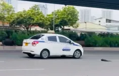 Triệu tập lái xe taxi đi ngược chiều, đánh võng trên đường Phạm Hùng