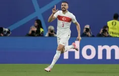 Merih Demiral đứng dậy sau cú vấp ngã tại Euro 2020