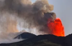 Núi lửa Etna và Stromboli phun trào, Sicily đóng cửa sân bay