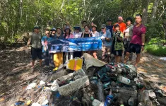 Du khách chung tay bảo vệ môi trường tại Côn Đảo