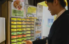 Nhật Bản: Nhiều cửa hàng gặp rắc rối khi đồng Yen mới lưu hành
