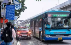 Hàng loạt điểm dừng, nhà chờ xe bus ở Hà Nội ngang nhiên bị chiếm dụng
