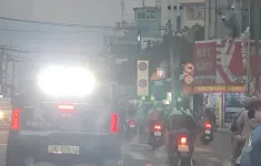 Tài xế lắp đèn 'siêu sáng' trên ô tô bị tước bằng lái xe