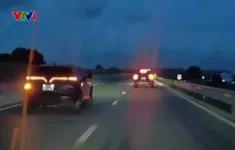 Ô tô con dừng đột ngột trên cao tốc gây nguy hiểm