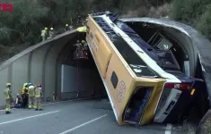 Tây Ban Nha: Hy hữu tai nạn xe bus vắt chéo cửa đường hầm