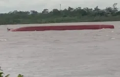 Lật tàu hàng trên sông Hồng, nghi có người mất tích