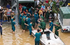 Hà Nội: Vận động người dân ven sông Hồng di dời vì lũ lụt