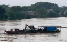 Lai dắt thành công hai tàu 100 tấn không người trôi dạt trên sông Hồng