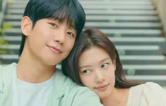 Jung Hae In trả lời về tin đồn hẹn hò bạn diễn Love Next Door