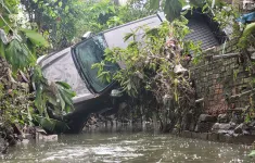 Hiện trường vụ người phụ nữ đi xe bán tải bị nước cuốn tử vong