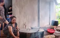 "Lá lành đùm lá rách", ấm lòng tình người trong bão lũ