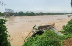 Tiếp tục phát hiện thi thể trên sông Hồng nghi là nạn nhân vụ sập cầu Phong Châu