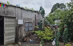 Biên phòng gia cố nhà cửa giúp dân trước khi áp thấp nhiệt đới mạnh lên thành bão