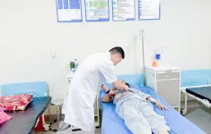 Tăm tre xuyên thủng đại tràng do thói quen ngậm tăm sau ăn cơm