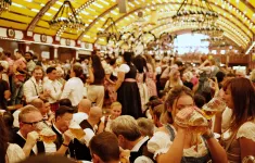 Hàng nghìn người tham dự lễ hội bia Oktoberfest lớn nhất thế giới