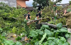 Cán bộ, chiến sĩ Công an tỉnh Tuyên Quang không quản khó khăn giúp dân trong bão lũ