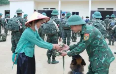 Xúc động ngày chia tay lực lượng quân đội tìm kiếm ở Làng Nủ