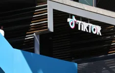 TikTok cấm các tài khoản của RT bằng tiếng Arab