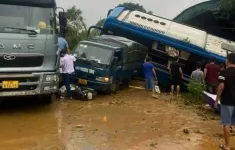 Hiện trường vụ sạt lở đất vùi lấp nhiều phương tiện giao thông tại Hà Giang