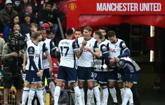 Tottenham điều tra cổ động viên quá khích trong chiến thắng trước Man United