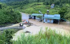 Mưa lớn gây ngập sâu ở Lâm Đồng, người dân phải leo lên mái nhà